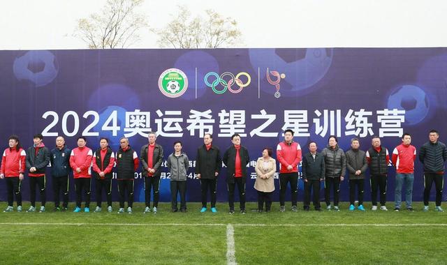 叶辰这时候继续说道：只要你把自身的防御加强起来，让自己变成一块铁桶，那他们就无法击败你，继而一定会放弃与你周旋，选择与其他反对派势力开战，而你，也尽量不要主动出击，就龟缩在你的根据地，敌来我挡，敌撤我养，是那样一来，你不但能很好的保存实力，而且还有机会凭借强大的防御能力，不断的吸收被击败的散兵游勇。
